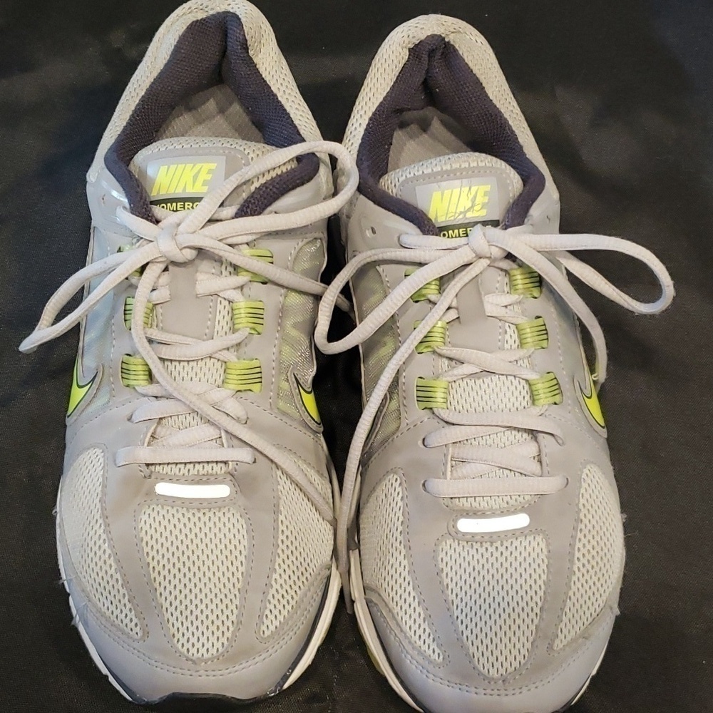 Nike Vomero 7 in grey and neon yellow